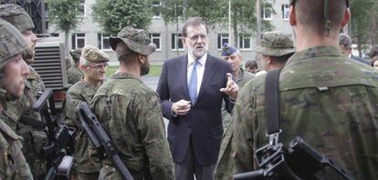 El presidente del Gobierno espa&ntilde;ol, Mariano Rajoy, conversa con varios militares espa&ntilde;oles en Letonia.