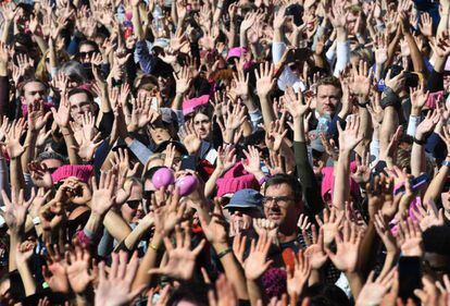 Una vasta mayoría de carteles mostraban el descontento con las reforma migratoria y sanitaria que ha impulsado; las demandas por la igualdad de derechos de mujeres, inmigrantes y miembros de la comunidad LGTB; y las consignas feministas y contra las agresiones sexuales. En la imagen, ambiente de la manifestación en Los Ángeles.