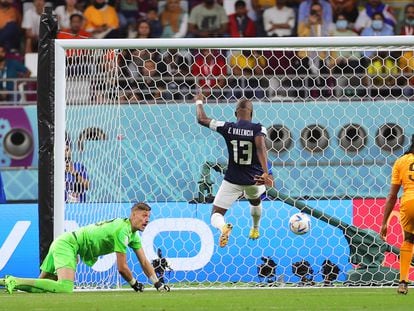 Enner Valencia marca el gol del empate para Ecuador ante Holanda este viernes en el estadio Khalifa International, en Doha.