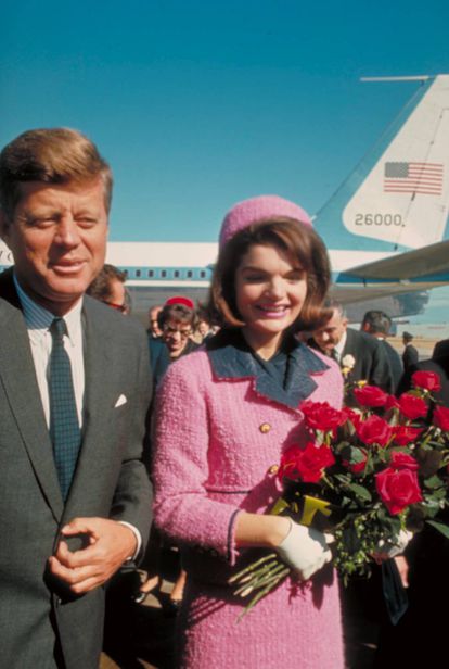 ¿El matrimonio perfecto? Años después de su muerte se desvelaron las continuas infidelidades de John Fitzgerald Kennedy a su esposa, Jackie Kennedy. En la imagen los dos llegan al aeropuerto de Dallas justo el día en que él murió tiroteado en 1963.