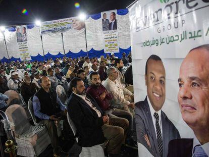 Seguidores del mariscal Al Sisi en un acto electoral de apoyo a su reelección