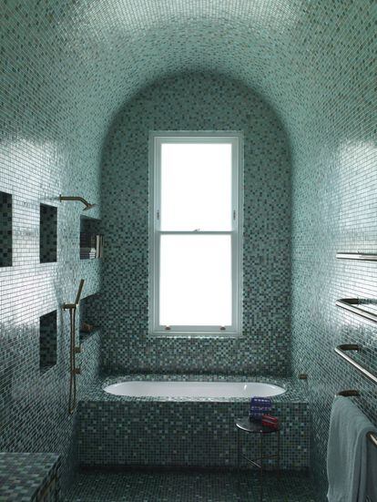 Un mosaico con teselas de varios colores convierte los cuartos de baño de la casa en lugares inesperados. Las teselas son de la empresa italiana Bisazza.