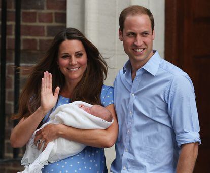 El príncipe Guillermo y Kate Middleton, duques de Cambridge, salen del Hospital St Mary's de Londres con su hijo recién nacido, el príncipe Jorge, tercero en la línea de sucesión al trono británico, el 23 de julio de 2013.