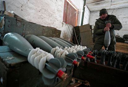 Un miembro de las tropas prorrusas, con uniforme y sin insignias, maneja bombas de mortero en un depósito de armas en Marinka, en la región de Donetsk, este pasado martes. China se ha pronunciado este miércoles en contra de una exclusión de Rusia de la próxima cumbre del G-20, una idea sugerida por Estados Unidos a raíz de la invasión de Ucrania. "Rusia es un importante país miembro (del G-20) y ningún miembro tiene derecho a expulsar a otro país", ha dicho a la prensa el portavoz de la diplomacia china, Wang Wenbin.