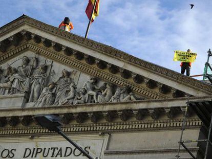  La Polic&iacute;a permiti&oacute; que un activista de Greenpeace escalara hasta el tejado del Congreso para evitar males mayores. 
