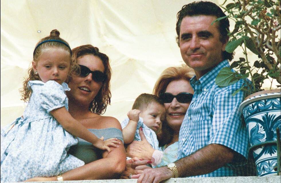 Rocío Carrasco con sus dos hijos, Rocío y David que está en brazos de Rocío Jurado en 1999, junto al torero José Ortega Cano.