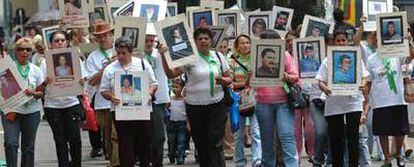 Las Madres de la Candelaria, con fotos de familiares desaparecidos, durante una manifestación en Medellín.