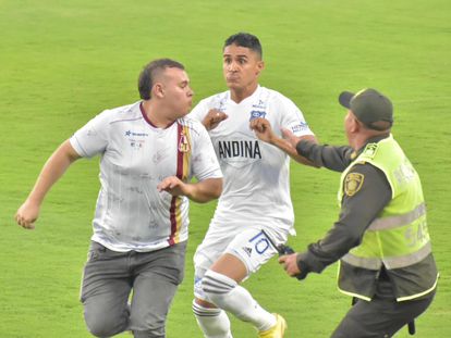 Un hincha agrede a Daniel Cataño, durante el partido entre Tolima y Millonarios.