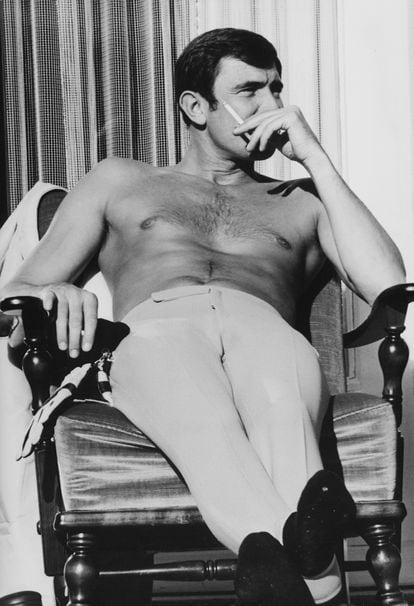 George Lazenby fuma un cigarrillo durante un descanso del rodaje de 'Al servicio secreto de su majestad' en 1969.