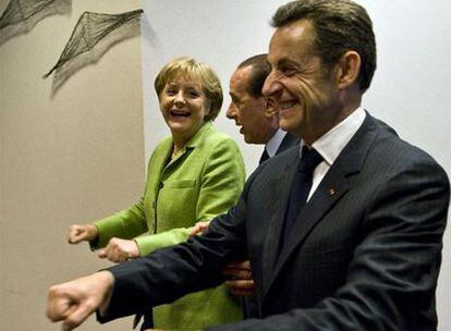 De izquierda a derecha, Angela Merkel (Alemania), Silvio Berlusconi (Italia) y Nicolas Sarkozy (Francia).