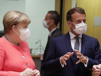 La canciller alemana, Angela Merkel, el presidente francés Emmanuel Macron y el presidente del Consejo Europeo, Charles Michel, antes del comienzo de la cumbre.