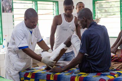 Un paciente afectado por la úlcera de Buruli recibe curas en el Hospital Saint Camille Davougon (Benín).
