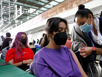 Un niño recibe una dosis de Pfizer-BioNTech en la Biblioteca Vasconcelos.  (Luis Barron / Eyepix Group/Barcroft Media via Getty Images)