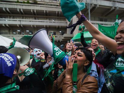 Mujeres celebran la decisión de la Corte Constitucional de aprobar la despenalización del aborto hasta la semana 24, en Bogotá, el 21 de febrero de 2022.