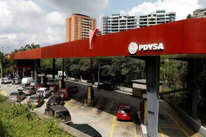 Filas de coches en una estación de Caracas, el pasado noviembre.