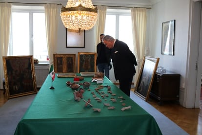 El embajador mexicano en Suecia, Francisco del Río, observa las piezas devueltas el 30 de marzo por los hijos de la arqueóloga Birgitta Leander.