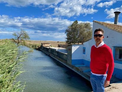 Edu Torres, en una acequia de la Albufera.