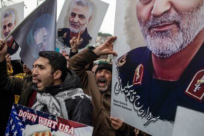 Manifestación en protesta por el asesinato de Qassem Soleimani frente al consulado de EE UU en Estambul, Turquía, el 5 de enero.