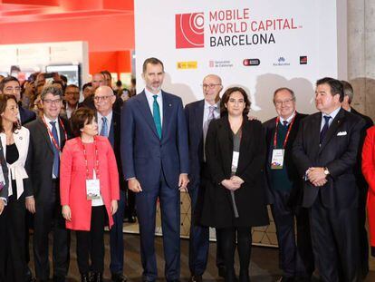 El Rey, John Hoffman y la alcaldesa Ada Colau durante la inauguraci&oacute;n del MWC 2018.