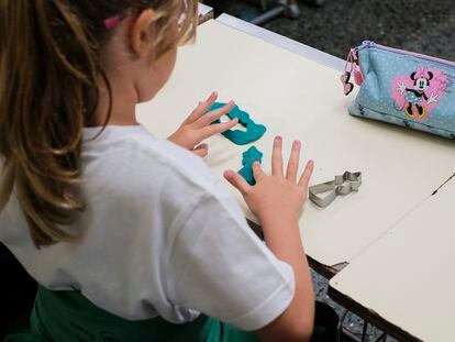 Una alumna del colegio Agustín Hernández, en Moya (Gran Canaria), jugaba con plastilina antes del acto de apertura del curso el 11 de septiembre.