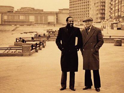 Marvin Gaye (izquierda) con Freddy Cousaert, el fan que le acogió en Ostende.