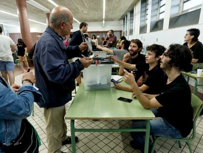 Un hombre vota en un colegio de Barcelona durante el referéndum independentista del 1 de octubre de 2017.