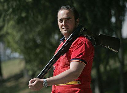 Mario Núñez, con su escopeta en la sede del Consejo Superior de Deportes.