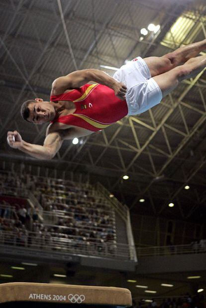 Gervasio Deferr, en uno de los saltos hacia el oro en Atenas 2004.
