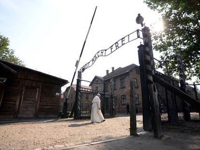 El papa Francisco accede a Auschwitz por una de las entradas del conjunto en 2016.