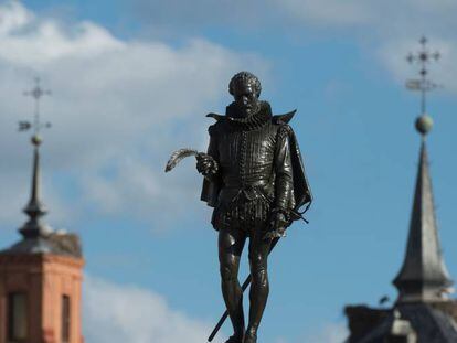 Estatua de Miguel de Cervantes en la plaza que lleva su nombre.
