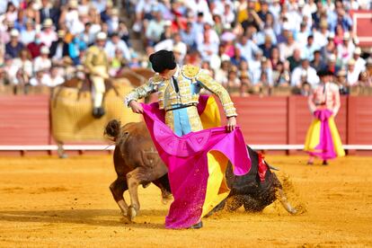 Sevilla 17/04/2022. Corrida de toros en la real maestranza de sevilla, juan Ortega en su primer toro. FOTO. ALEJANDRO RUESGA
