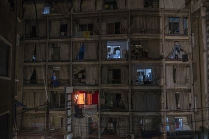 Vista de las viviendas de un barrio humilde de Beirut al caer la noche.