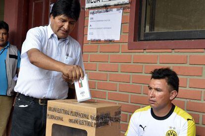 El presidente de Bolivia, Evo Morales, vota en el Chapare.