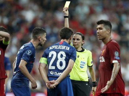 Stephanie Frappart amonesta a Azpilicueta.