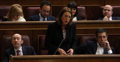 Soraya Rodr&iacute;guez, entre Alfredo P&eacute;rez Rubalcaba y Eduardo Madina, interviene en el pleno del Congreso.