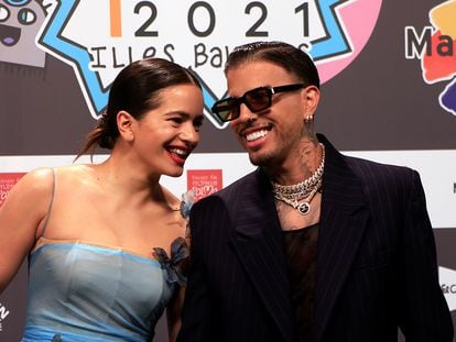 Rosalía y Rauw Alejandro, en noviembre de 2021 en Palma durante la gala de Los40 Music Adwards.