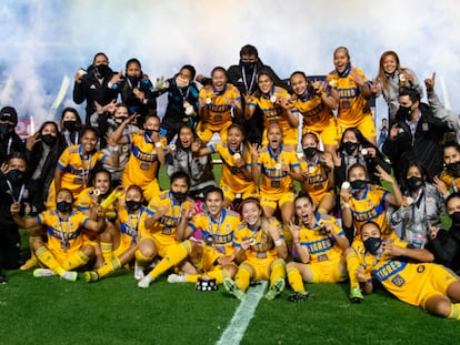 Las jugadoras de Tigres celebran el título.