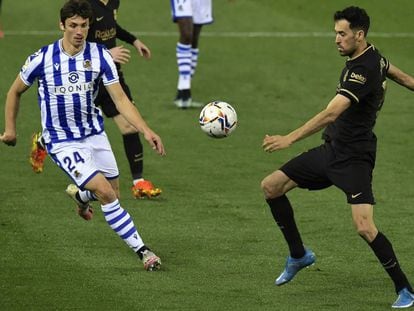 Busquets i Le Normand lluiten per una pilota en el Reial Societat-Barça de diumenge. 