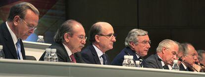 De izquierda a derecha, Isidre Fainé, Luis del Rivero, Antonio Brufau y otros consejeros en la junta de accionistas de 2009.