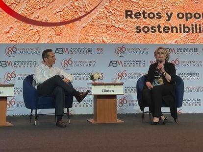 La ex secretaria de Estado de EE UU, Hillary Clinton, durante la 86 edición de la Convención Bancaria, en Mérida (Yucatán), este viernes.