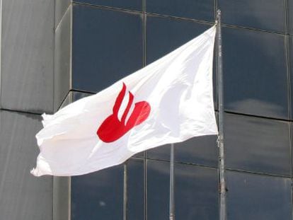 Bandera con el logotipo de Banco Santander