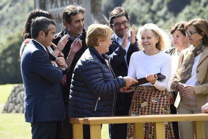 Cris Tompkins entrega a la presidenta de Chile, Michele Bachelet, 400.000 hectáreas de tierras de la Fundación Tompkins.
