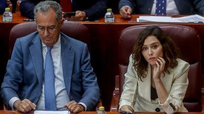 El vicepresidente, Enrique Ossorio, y la presidenta de la Comunidad de Madrid, Isabel Díaz Ayuso, durante un pleno en la Asamblea de Madrid.