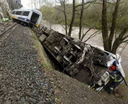 Un bombero supervisa uno de los vagones de un tran de pasajeros descarrilado en la localidad cántabra de Golbarzo. EFE/Archivo