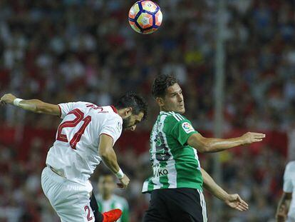 El bético Álex Alegría, al que se le anuló un gol legal, pelea con Pareja.