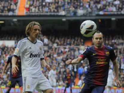 Iniesta y Modric pugnan por el bal&oacute;n.