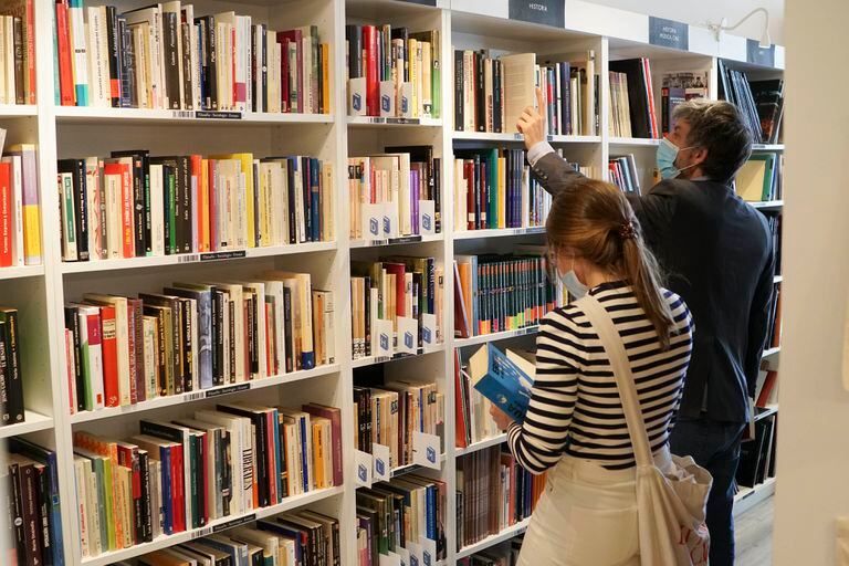 El politólogo Román Echániz busca libros de Calleja en la librería Re-Read