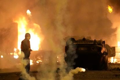 Un joven, durante los enfrentamientos con los antidisturbios franceses, durante la noche de este miércoles en Nanterre.