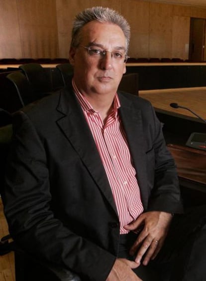 Agustín Navarro, en el salón de plenos de Benidorm.