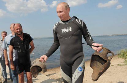 El primer ministro ruso, Vladimir Putin, sacando dos ánforas.